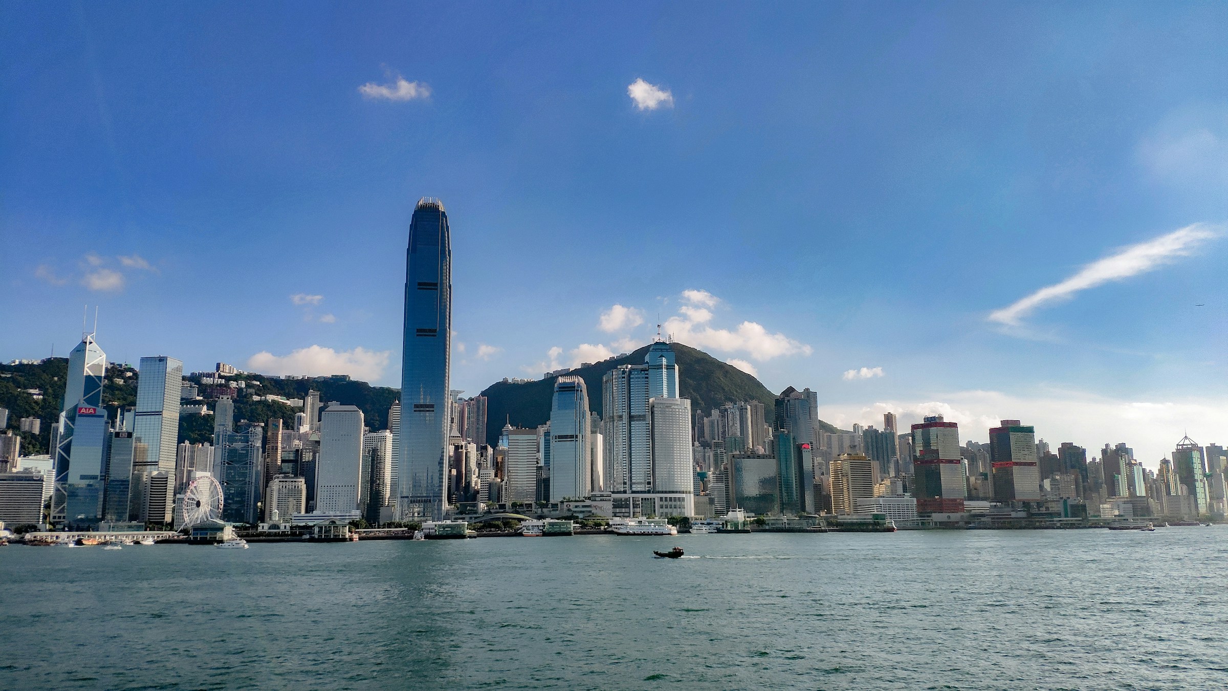 香港维多利亚港与现代城市天际线